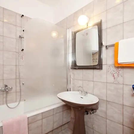 Fuer 5 Personen Ca 50 Qm In Rabac, Istrien Bucht Von Apartment